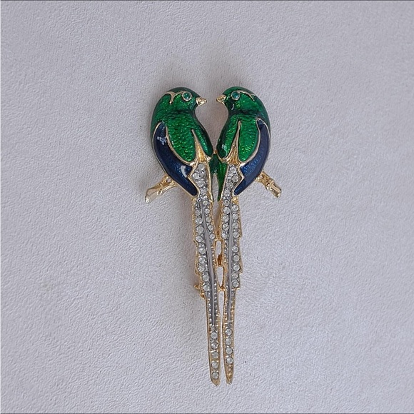 Elegant Dual Parrot Brooch in Green and Blue 70 - Picture 2 of 11